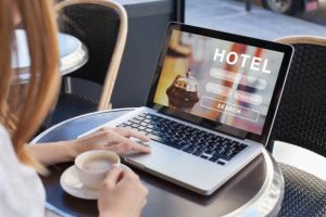 Reserva de hotel por internet, planificación de viajes, concepto de reserva en línea, mujer mirando la pantalla del ordenador buscando alojamiento